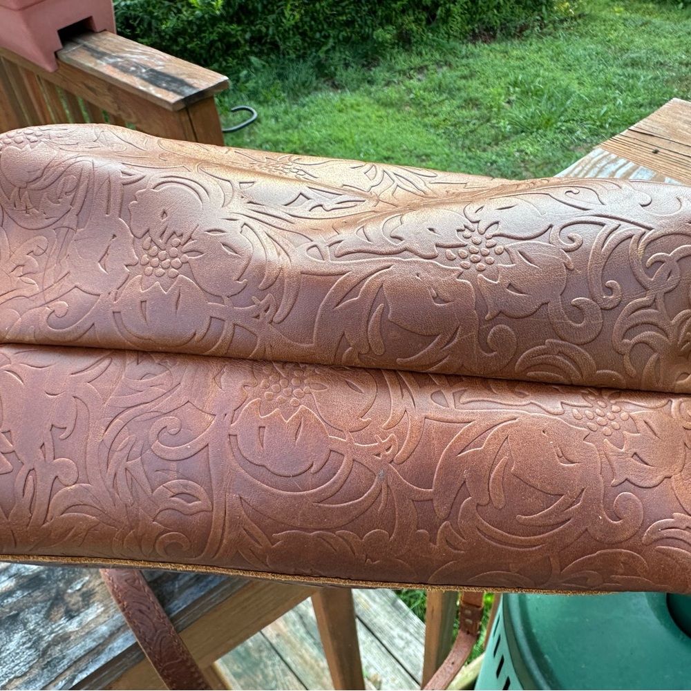 Medium Portland Leather Crossbody Tote in Meadow - Picture 4 of 4